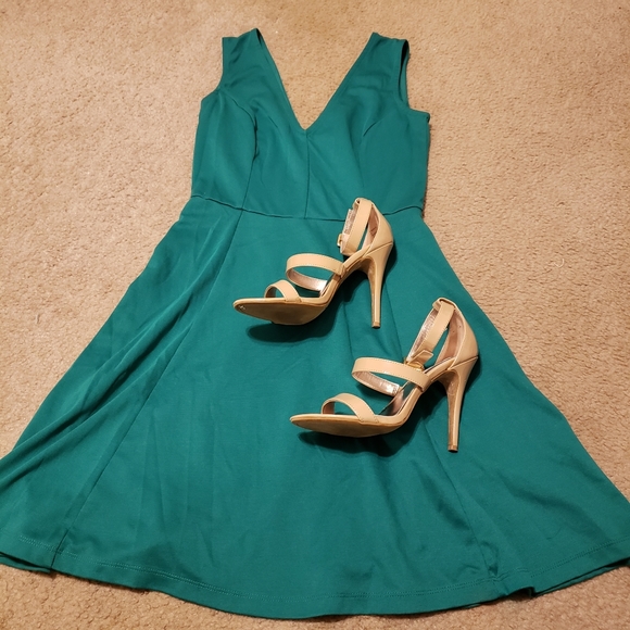 3/30 H&M A line Casual Green Dress. Lovely Color for the holidays.